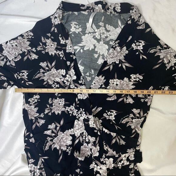 Spiritual Gangster robe Black WHite Floral Front Tie Kimono One Size lightweight - Picture 6 of 10